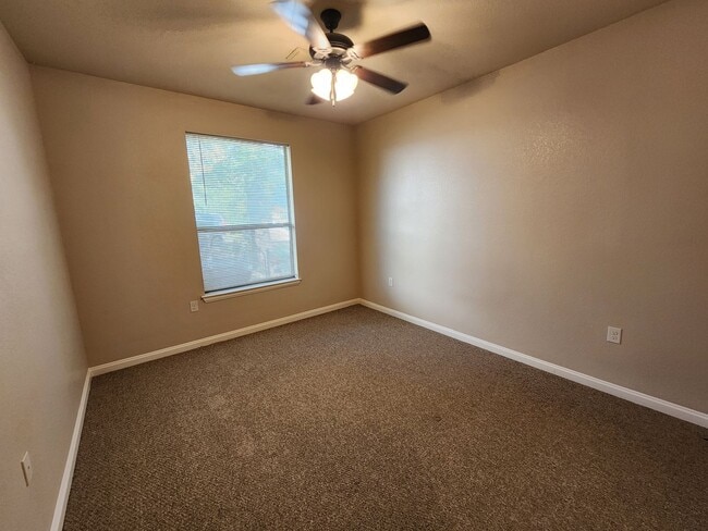 Building Photo - Roomy 3 Bedroom Duplex in Benbrook