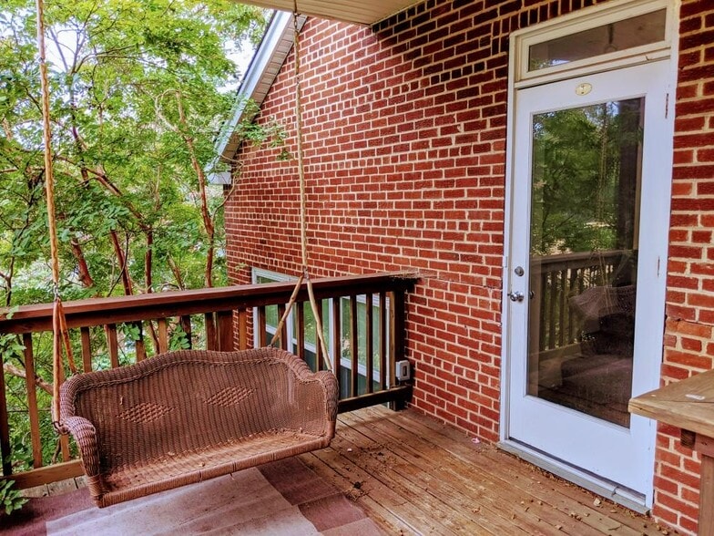 front door - 900 N Ivy St