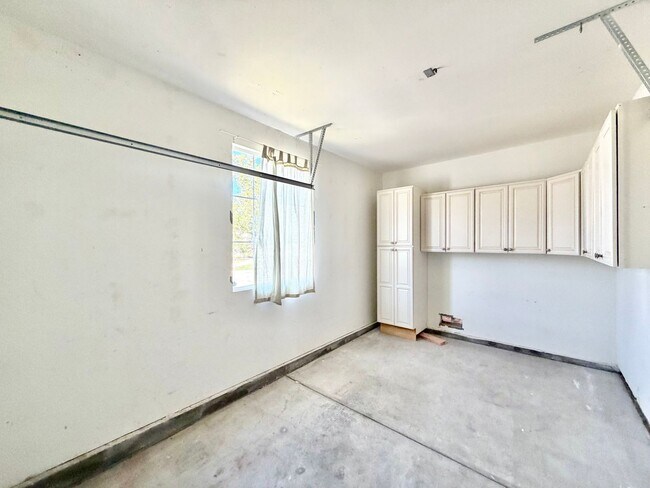Building Photo - Spacious 3 Bedroom Home with Loft, Large Backyard & 2 Car Garage