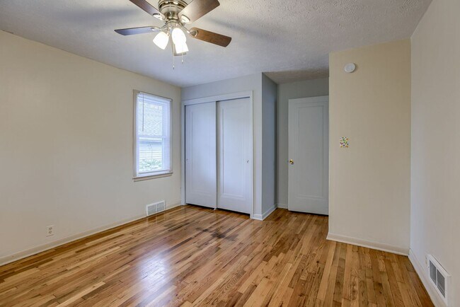 Building Photo - 2 Bedroom Benson Charmer!!