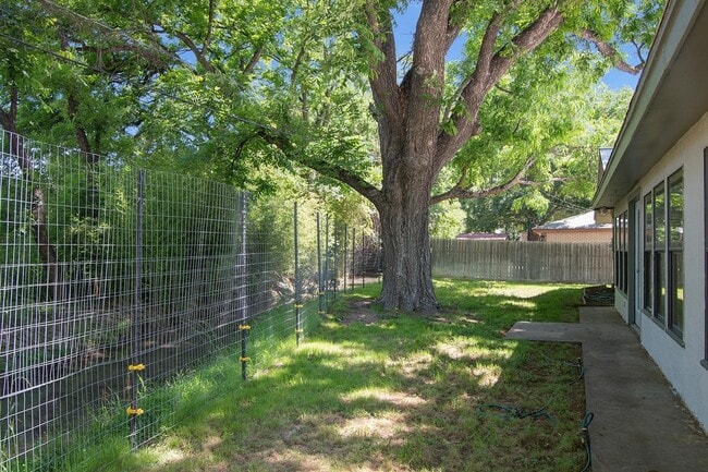 Building Photo - 21 Larkwood Ln