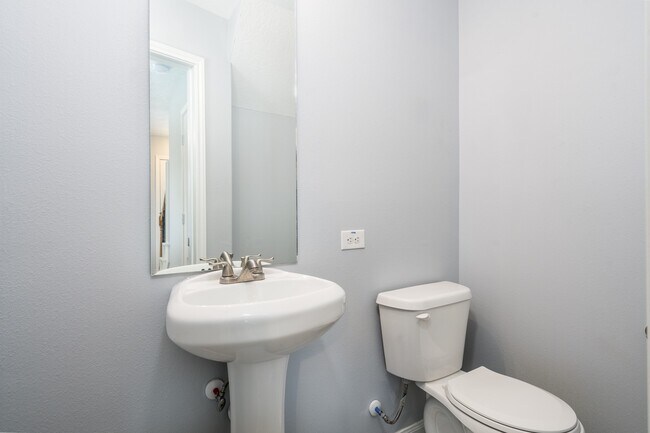 Building Photo - 207 N Poplar St