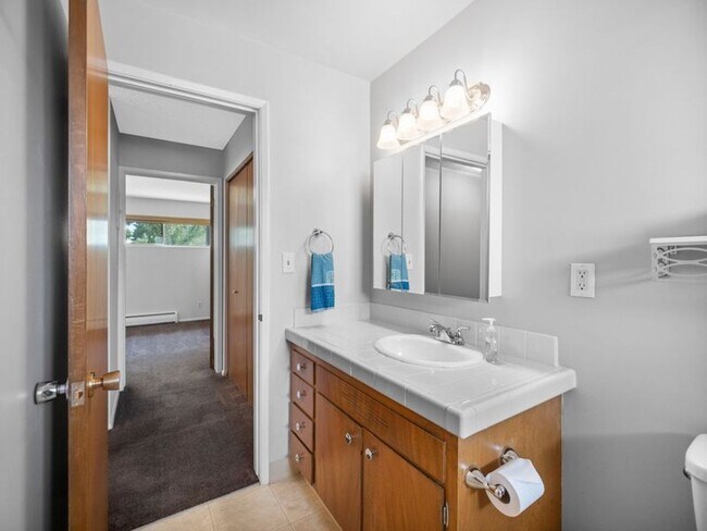 Building Photo - Modern Comfort: 1-Bedroom Apartment with B...