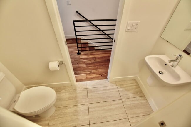 Building Photo - Gorgeous Eastlake Townhome - Stellar Locat...