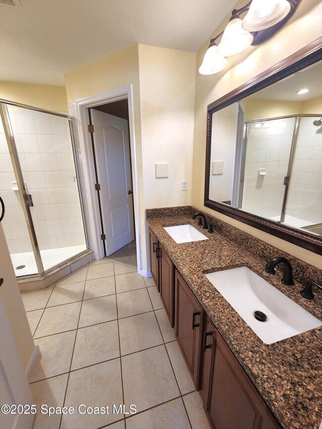 Building Photo - 708 Ventura Dr
