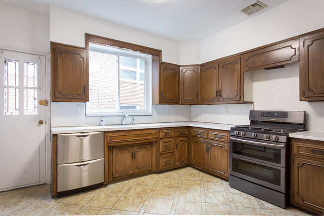 Building Photo - 88-14 65th Dr