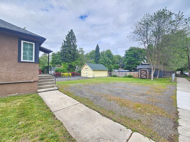 Building Photo - $2,300 - 4 Bed / 2 Bath Charming Home In P...