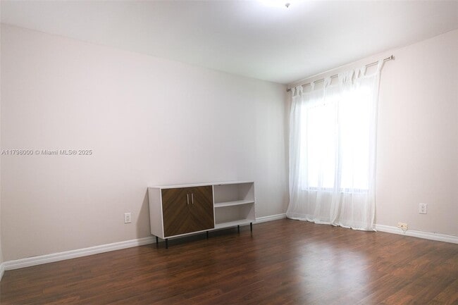 Building Photo - 301 Club Cir