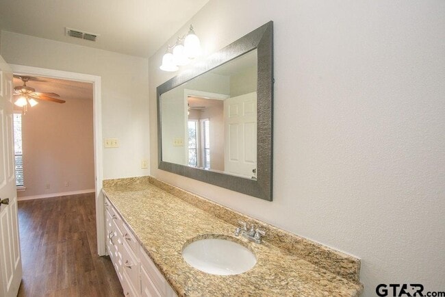Building Photo - 5823 Hollytree Dr