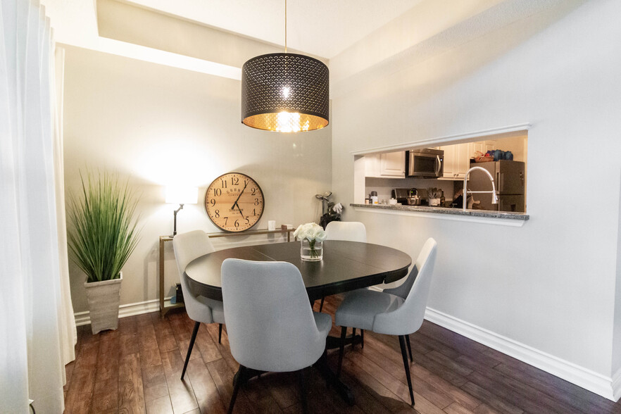 Dininig room - 240 Renaissance Pkwy NE