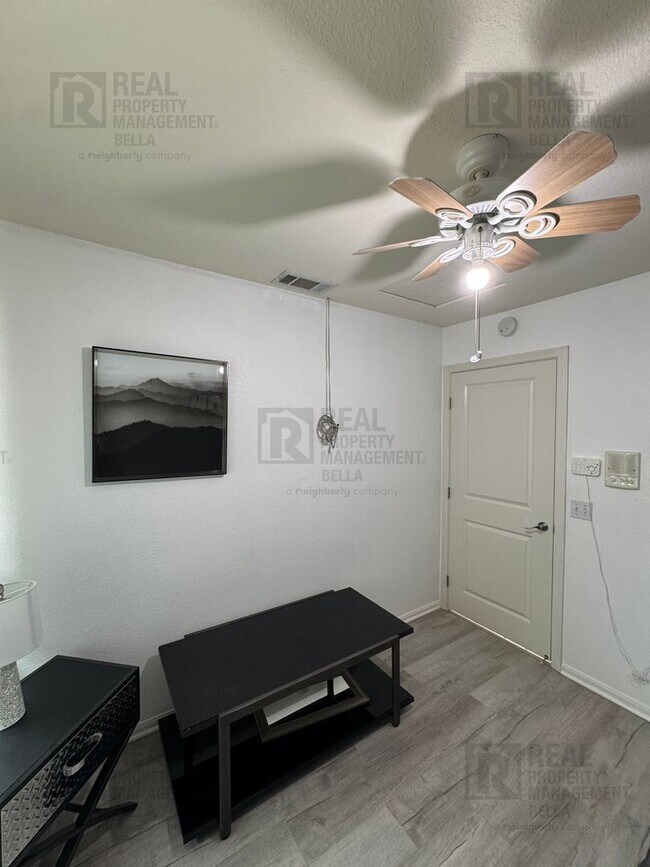 Building Photo - $750 MOVE-IN SPECIAL DISCOUNT AVAILABLE! Luxury Living Awaits: Stunning 4-Bedroom Cul-de-Sac Retr...