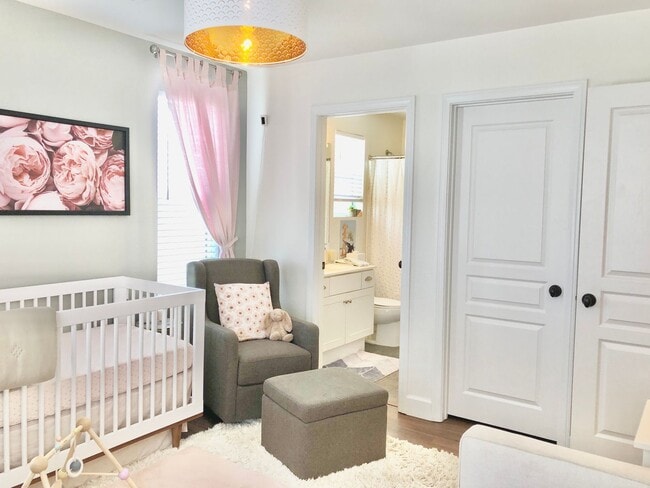 Building Photo - Beautifully Upgraded & Appointed End Condo...