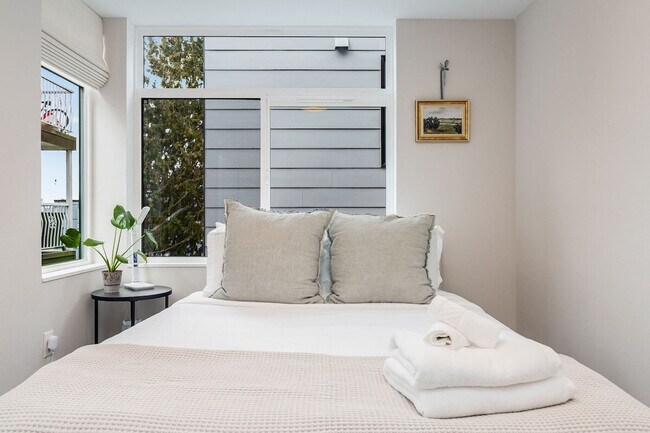 Building Photo - 1002 Boylston Ave E