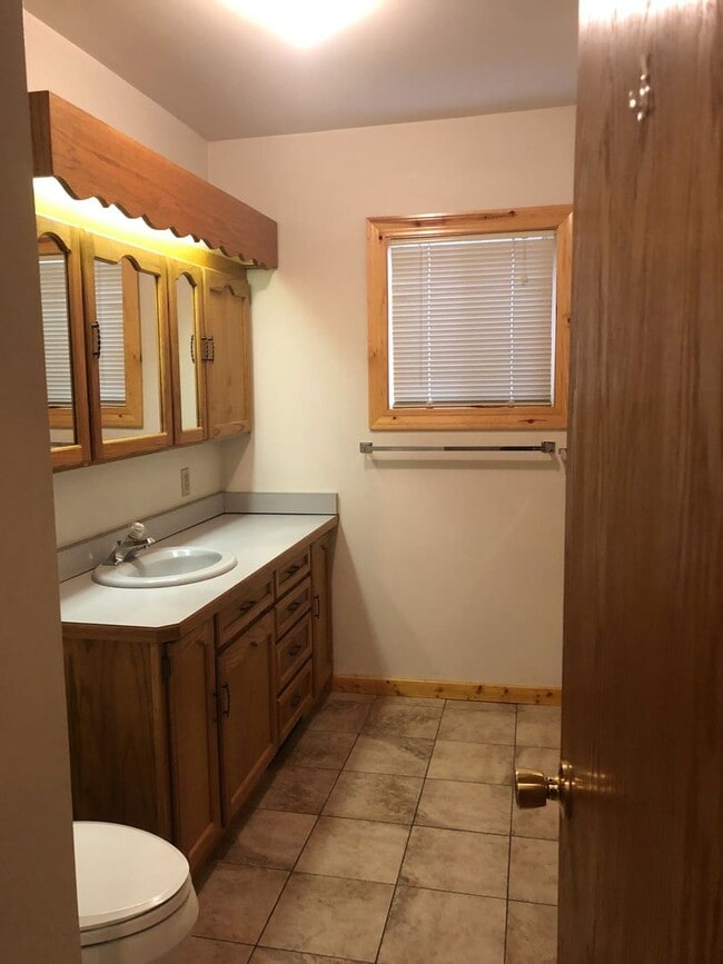 Building Photo - Charming 2-Bed, 1-Bath Hamilton Home with Attached Double Garage