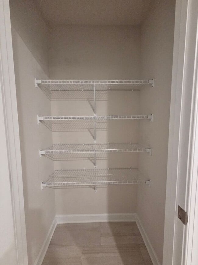 Building Photo - Beautiful and spacious! Ready for move in!