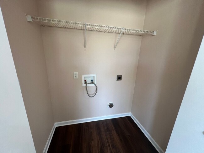 Building Photo - Beautifully updated 3 BR 2 Bath Home in Lavergne - Mowing included!