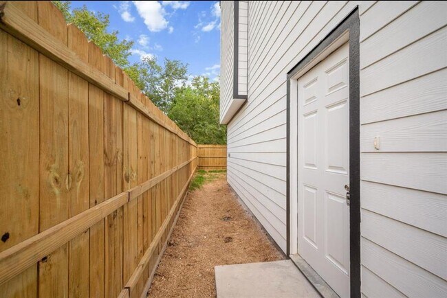 Building Photo - 335 Connecticut St