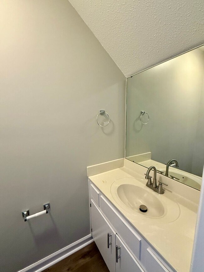 Building Photo - Two bedroom, 1.5 townhouse in Graham (Park...