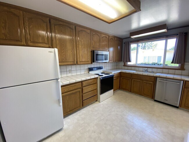 Building Photo - 112 Cypress Ave
