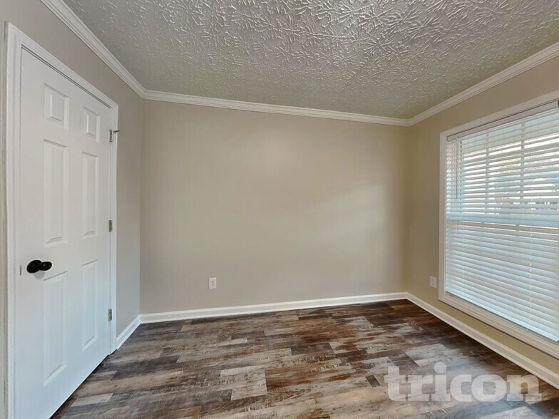 Building Photo - 915 Chapel Hill Dr SE