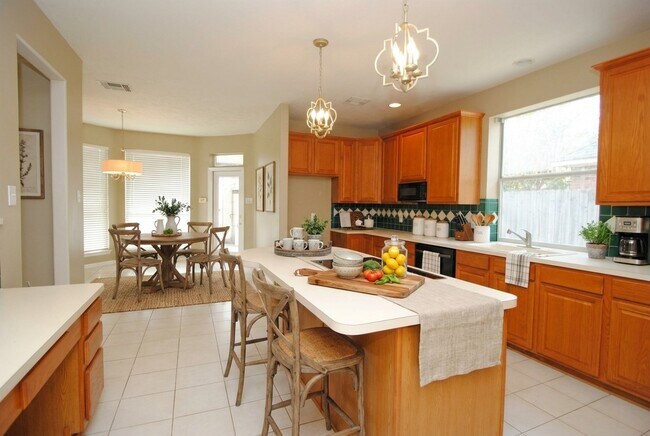 Building Photo - 2111 Parkview Ln