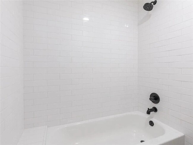 Building Photo - 909 Reinli St