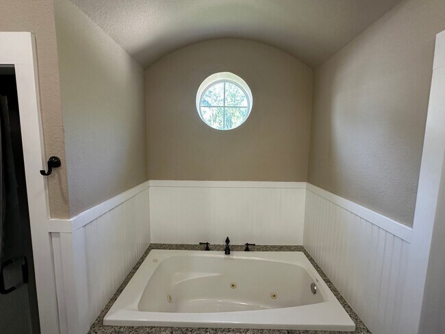 Building Photo - ***Spacious Country Living with Modern Com...