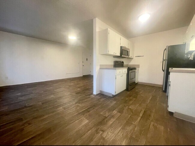 Building Photo - **FREE FIRST MONTH'S RENT** Spacious Top Floor Unit~ Great Natural Light~ Updated with Great Stor...