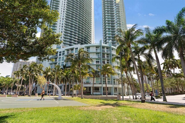 Building Photo - 1900 N Bayshore Dr