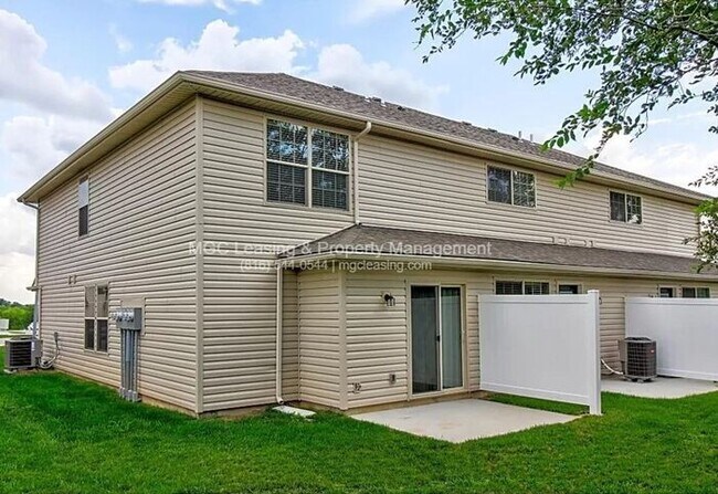 Building Photo - 3 Bedroom Luxury Townhome in Lee's Summit