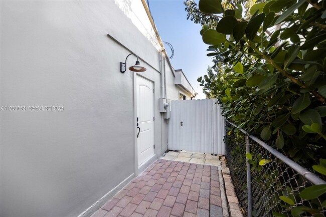 Building Photo - 3640 SW 13th St