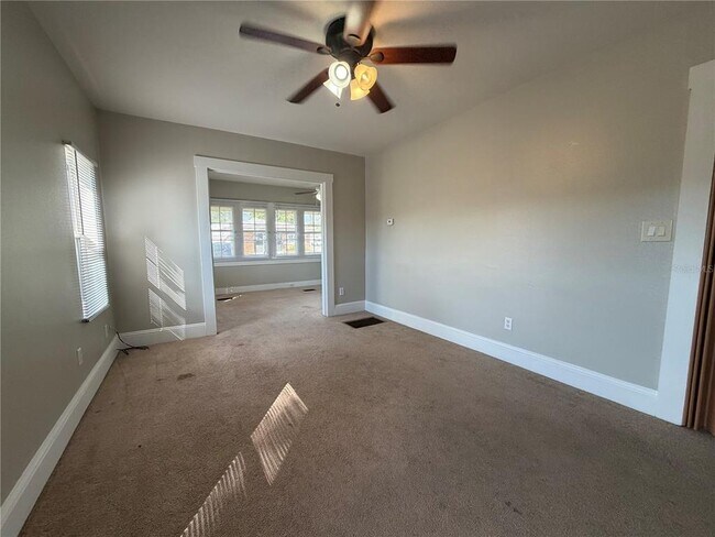 Building Photo - 18 E Golf Links Ave