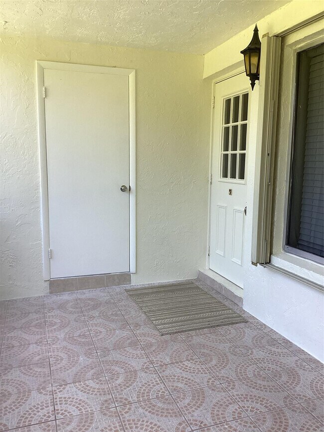 Building Photo - 5927 La Pinata Blvd