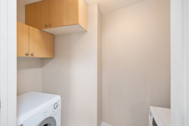 Building Photo - Downtown Orlando One Bedroom with Lake Eola View * * Modernized Waverly Condo