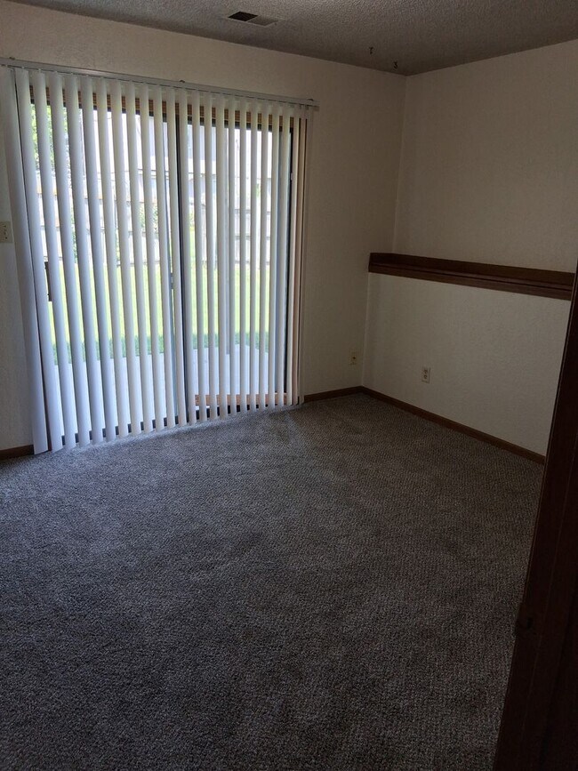 Building Photo - 2 bedroom apartment washer dryer hookups