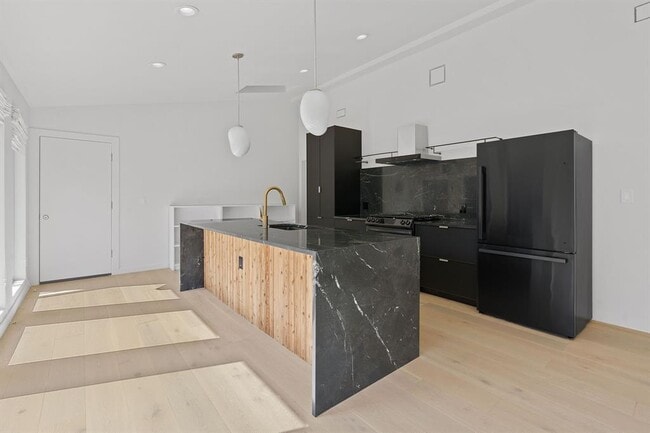 Building Photo - 2418 S 5th St