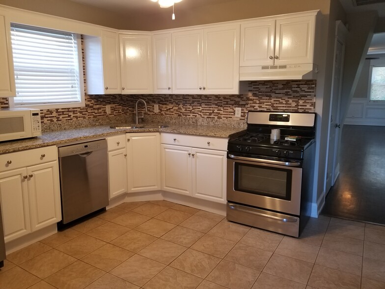 Kitchen - 2858 W Henderson St