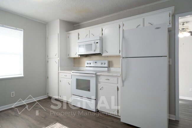 Building Photo - 2425 Circle Dr