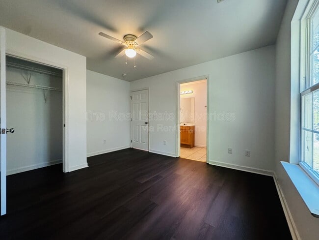 Building Photo - 4609 Kirkland Ave