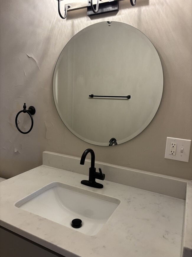 Building Photo - 603 Poplar Ave