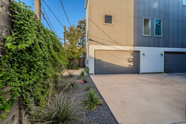 Building Photo - Stunning Modern Townhomes Newer Constructi...