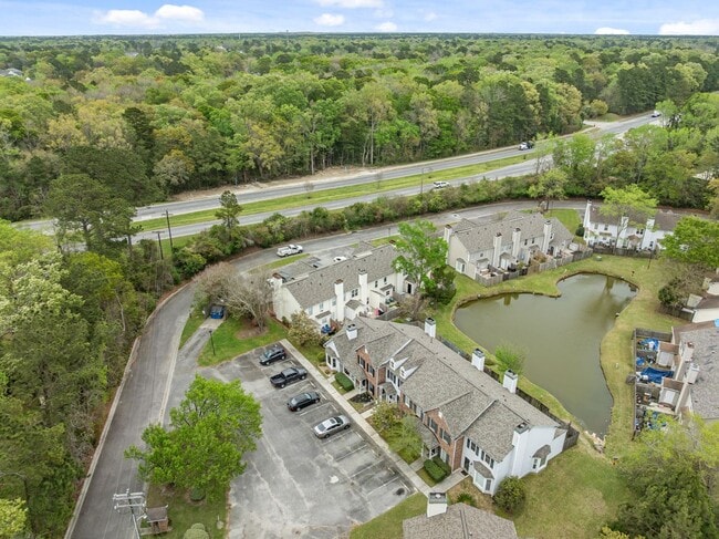 Building Photo - Modern Comfort & Convenience in Regents Green Townhome