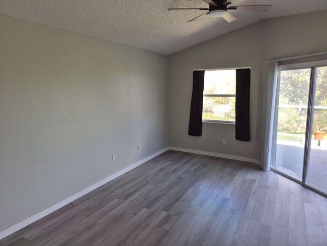 Building Photo - "Spacious 1732 Sq Ft 3-Bed, 2 Baths, in Tarpon Springs!"
