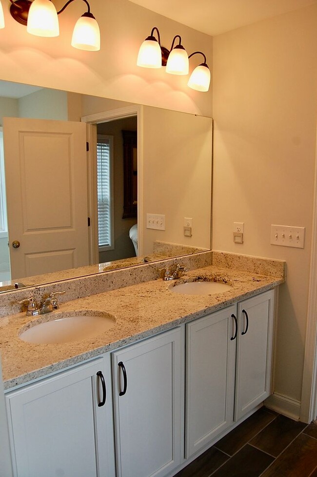Building Photo - Beautiful four bedroom in Oyster Point - M...