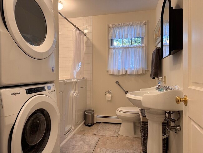 Building Photo - 15 Parlowtown Rd