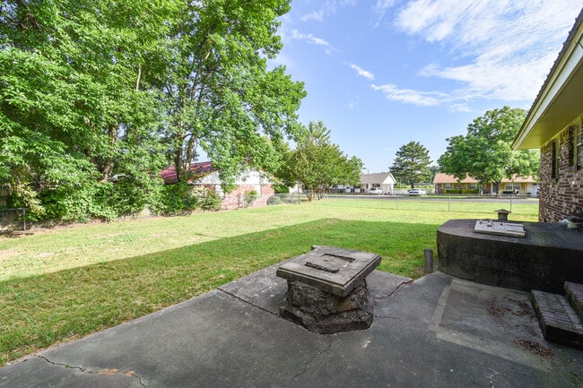 Building Photo - 700 S Roland Rd