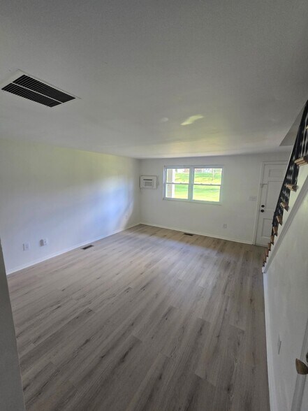 Building Photo - 6538-6552-6552 Conway Dr
