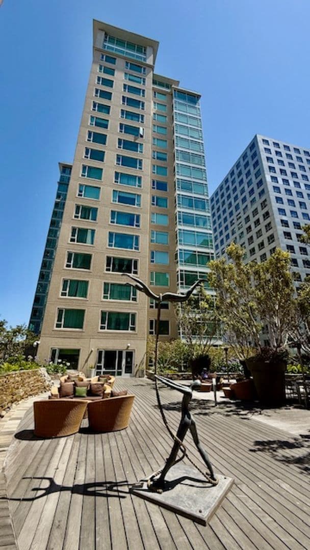 Building Photo - FURNISHED Modern 1BR + Den/1BA w/ Breathta...