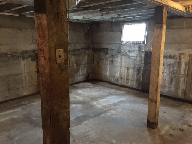 Building Photo - Across from Reser 5 bedroom 2 Bath Home