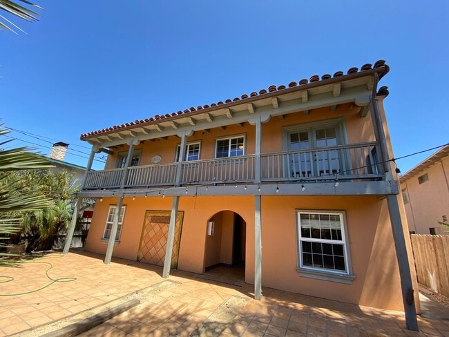Building Photo - 6636 Del Playa Dr